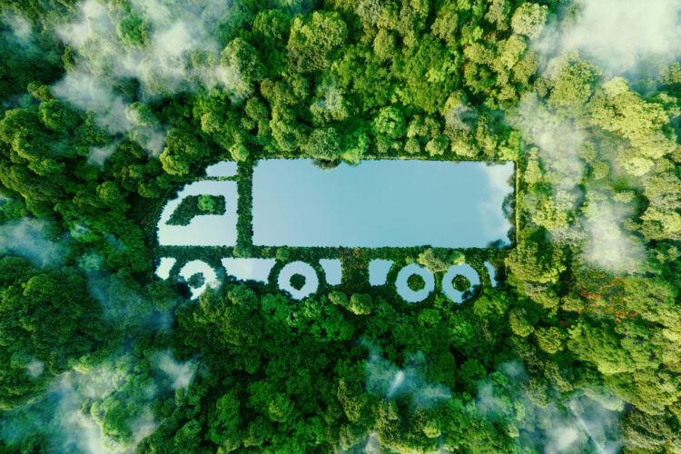 Bildet viser en lastebilformet innsjø midt i tett grønn skog