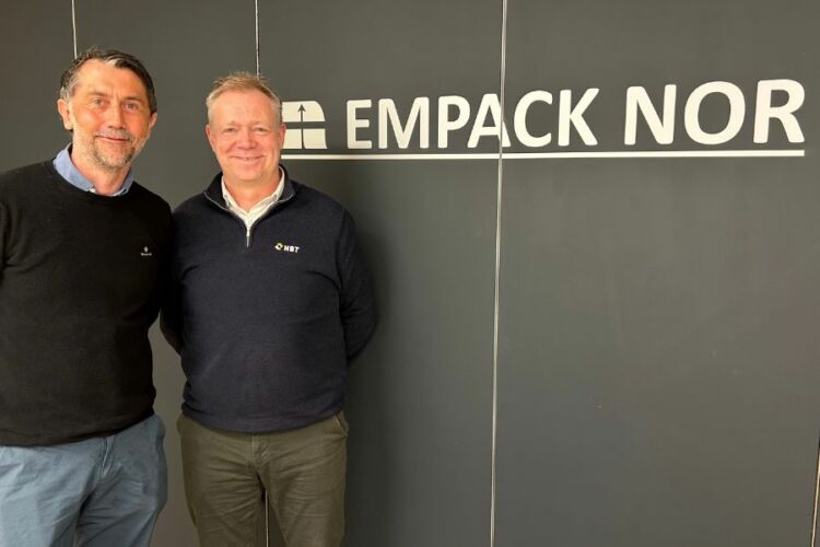 Fotografi av Thomas Dahl, daglig leder for Empack Nor, sammen med representant fra NBT. Empack Nor-logo i bakgrunn.