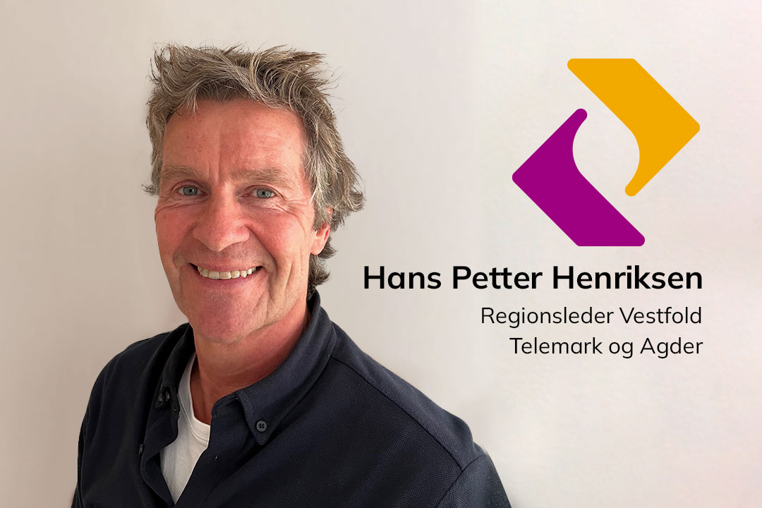 Bildet viser en smilende Hans Petter Henriksen med navn og tittel og en logo