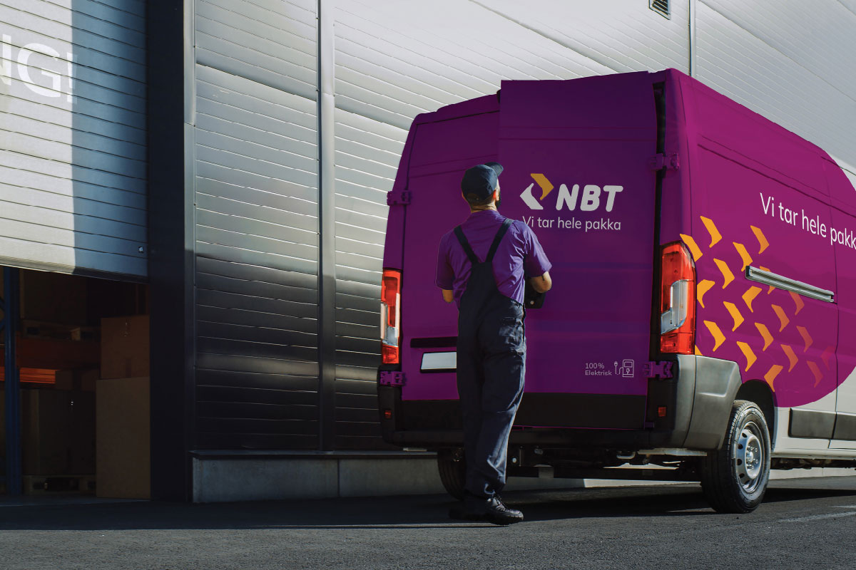 Fotografi av en NBT-merket varebil utenfor et varehus.